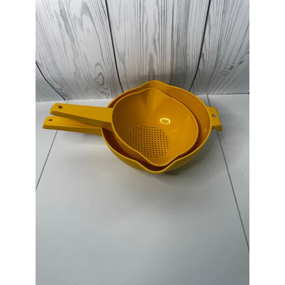 Set Of 2 Vintage Tupperware Classic Colander/Strainer Yellow 1 Quart And 2 Quart - Picture 1 of 7